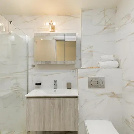 Vivienne By Halu!, In The Center