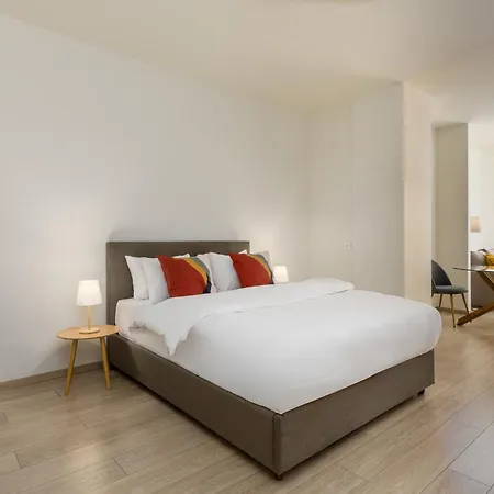 Vivienne By Halu!, In The Center Apartment